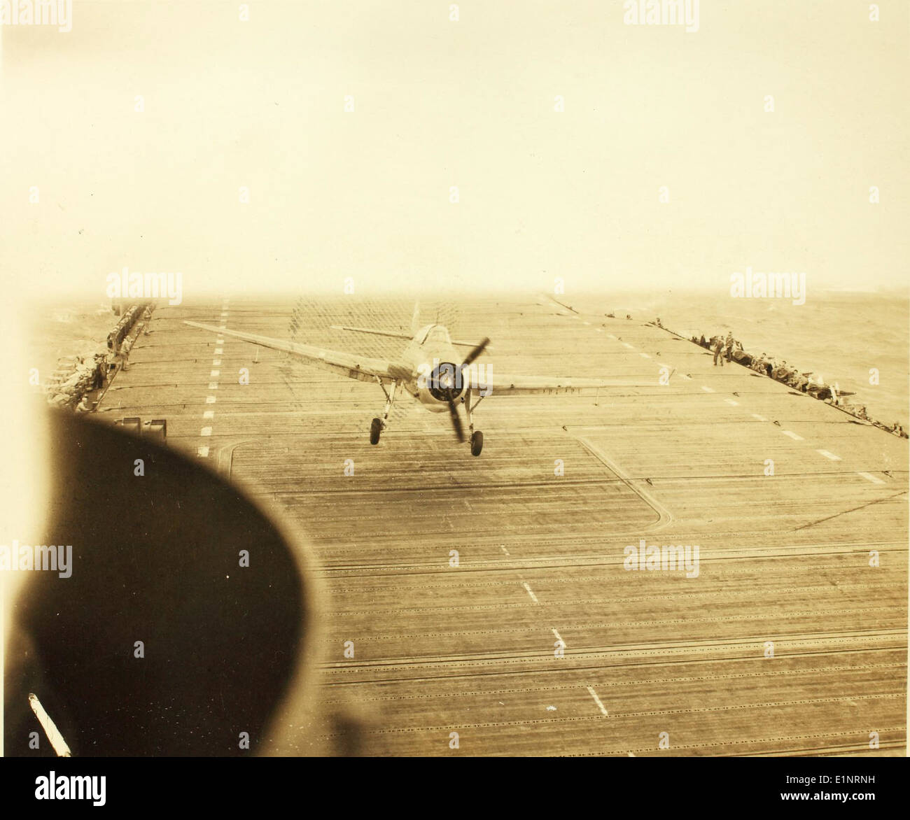 Dieses Foto zeigt die Folgen eines Flugzeugunglücks von Grumman TBF/TBM. Die TBF Avenger und ihre Variante, die TBM, wurden von der US Navy während des Zweiten Weltkriegs für Torpedobombenangriffe eingesetzt. Stockfoto