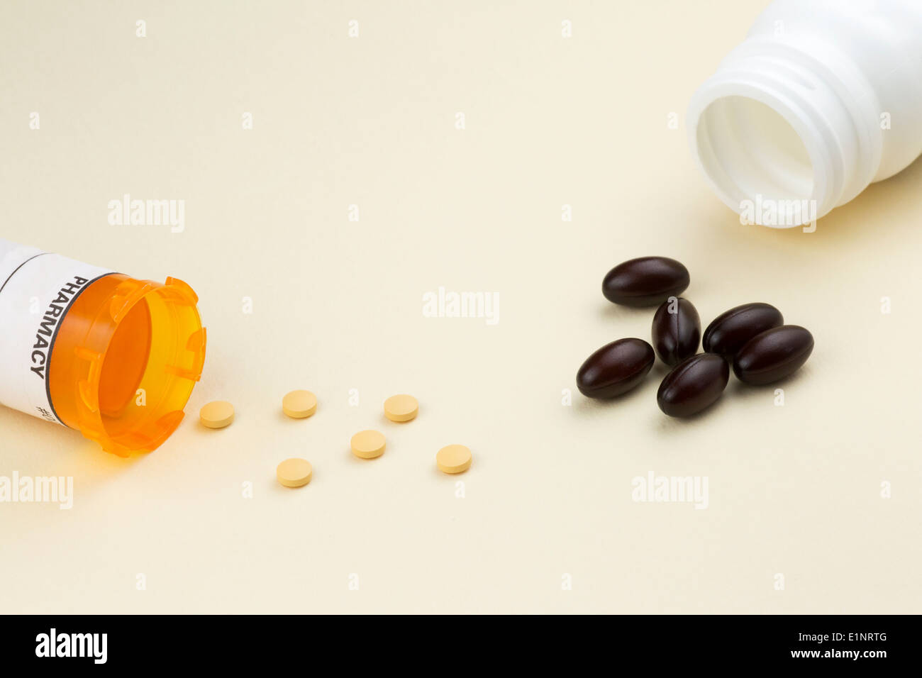 Statin-Tabletten und Coenzym Q10 Softgel-Kapseln mit generischen Flaschen - konventionelle und alternative Medizin Stockfoto