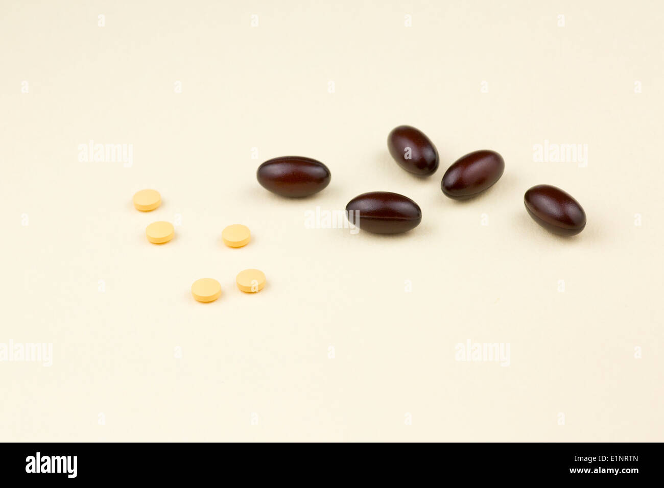 Statin-Tabletten und Coenzym Q10 Softgel Kapseln Stockfoto