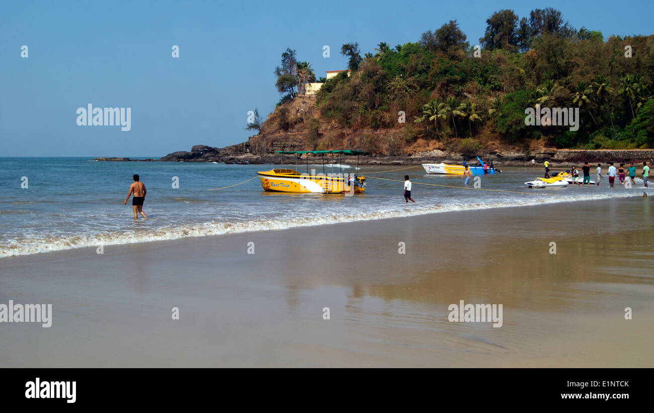 Goa Strand Baga Strand Landschaft Cliff und bunten Ufer anzeigen Stockfoto