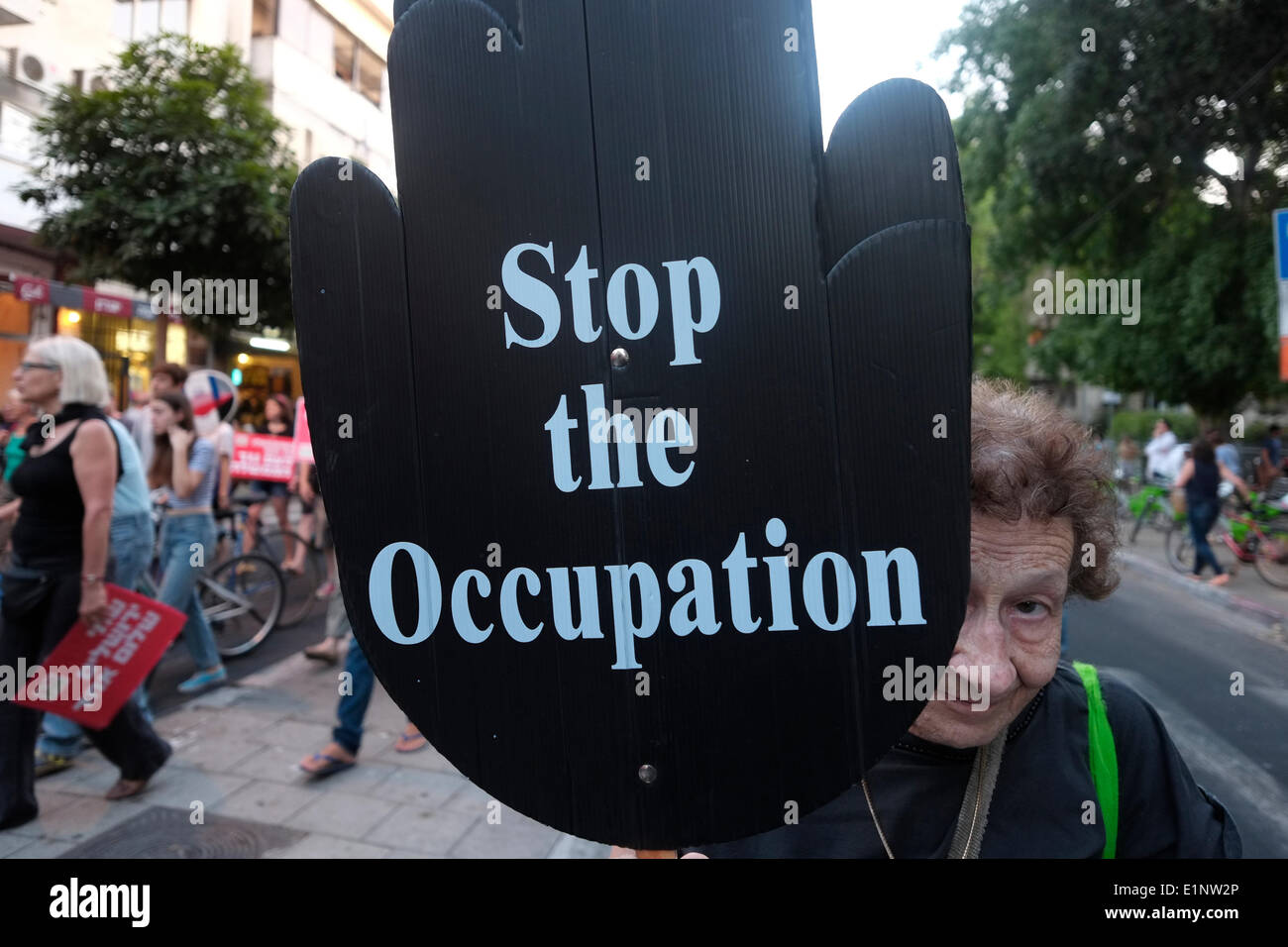 Linke Anhänger nehmen an einer Kundgebung Teil, die 47 Jahre lang die israelische Besatzung des Westjordanlandes, des Gazastreifens und der Golanhöhen im Zentrum von Tel Aviv, Israel, ansteht Stockfoto