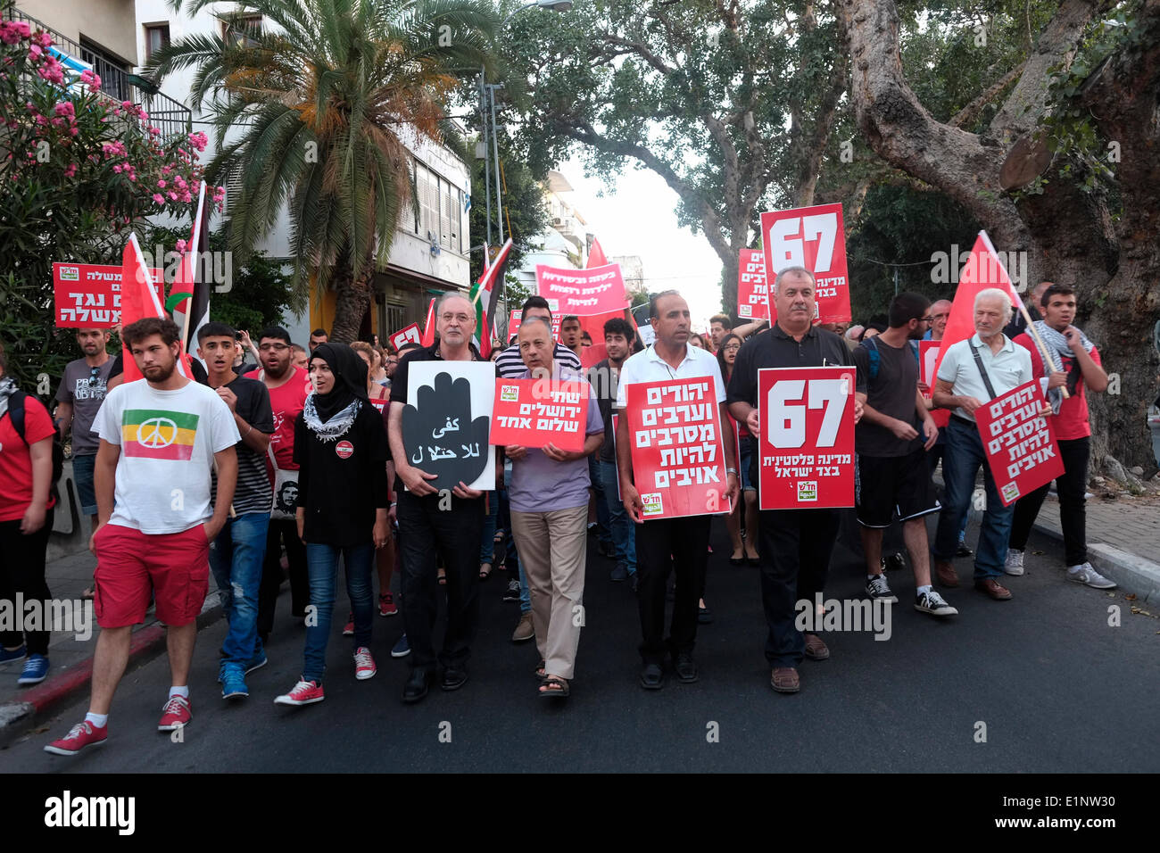 Israelische Juden und Araber, die an einer linken Flügel Rally 47 Jahre der israelischen Besetzung der Westbank, dem Gazastreifen und die Golan-höhen, im Zentrum von Tel Aviv Israel Kennzeichnung Stockfoto