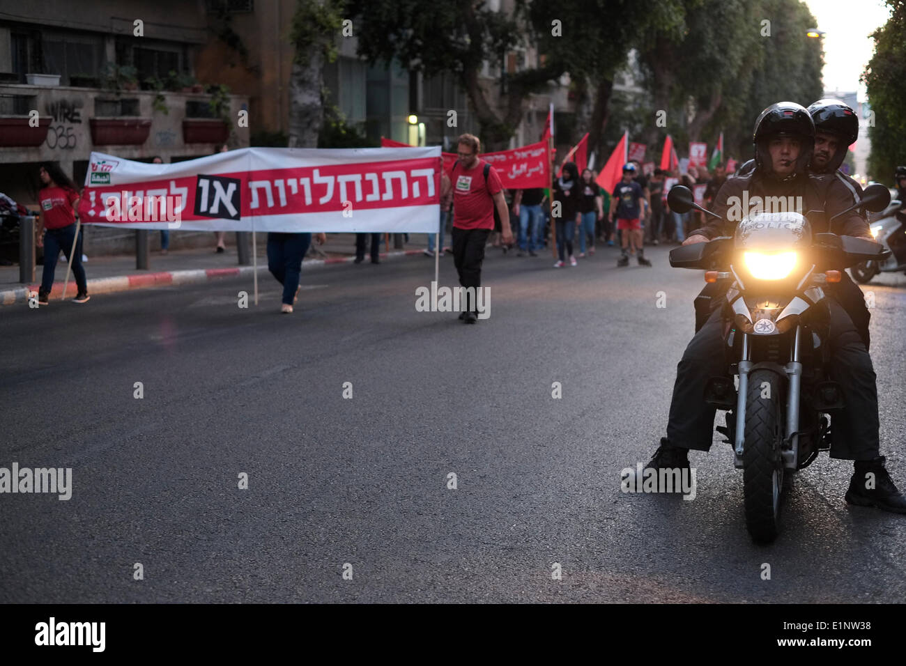 Israelische Juden und Araber, die an einer linken Flügel Rally 47 Jahre der israelischen Besetzung der Westbank, dem Gazastreifen und die Golan-höhen, im Zentrum von Tel Aviv Israel Kennzeichnung Stockfoto