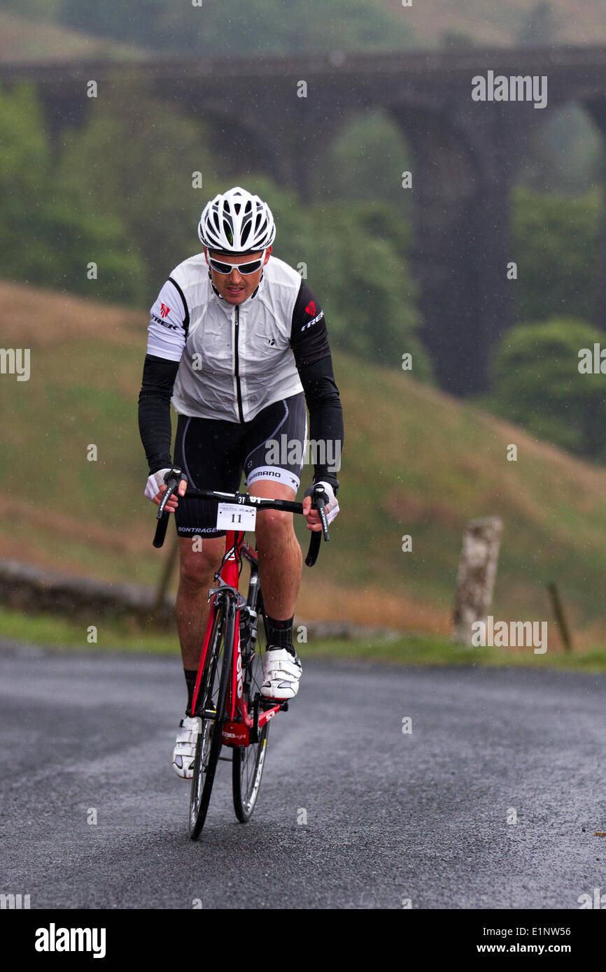 Clapham, Yorkshire, Großbritannien. 7. Juni 2014. Reiter tapfer, schlechtes Wetter, die durch Arten Gill, während der Open Wheel West Riding Classic 33, 60 und 75 meilen sportlich nehmen auf die berühmten Yorkshire's Straßen und klettert in die schöne Landschaft. Ein nicht-wettbewerbsorientiertes Straße Radtour über die schönen Hügel und Täler der Yorkshire Dales. Stockfoto