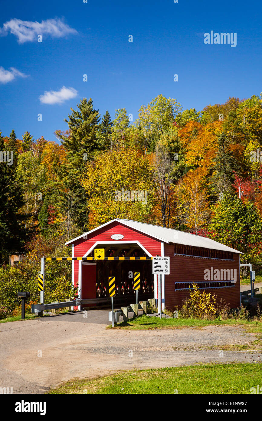 Eine rote überdachte Brücke de Saint Mathieu mit Herbst Laub Farbe in der Nähe von Shawinigan, Quebec, Kanada. Stockfoto