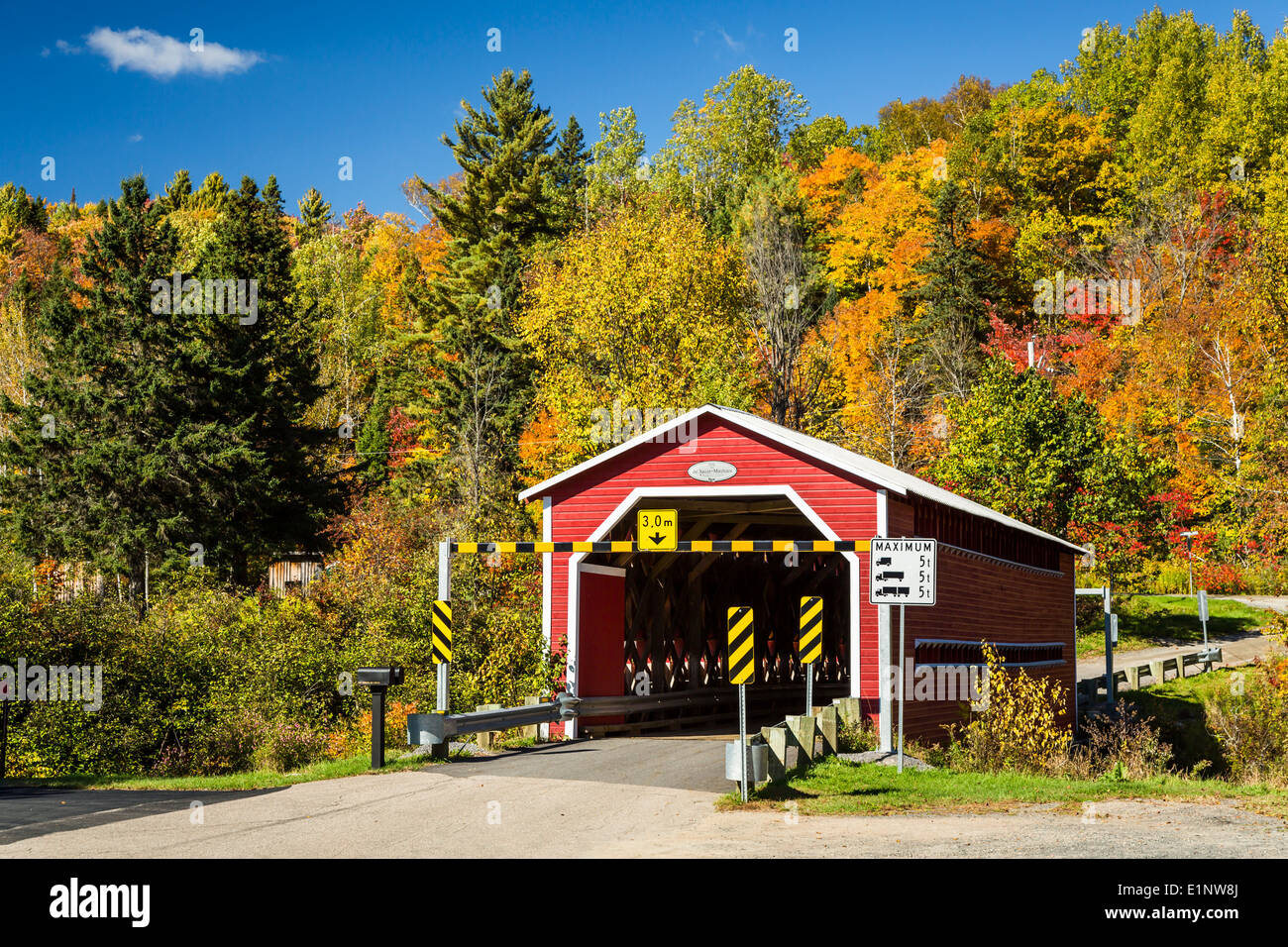 Eine rote überdachte Brücke de Saint Mathieu mit Herbst Laub Farbe in der Nähe von Shawinigan, Quebec, Kanada. Stockfoto