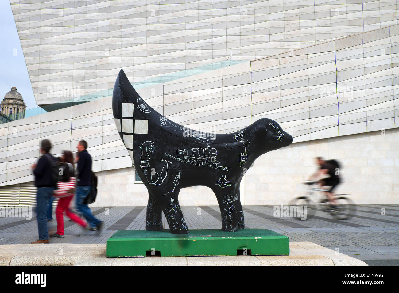 Schwarz & Weiß oder Superlambananas Lambanana, außerhalb der Strandpromenade Museum Liverpool, Merseyside, UK Stockfoto