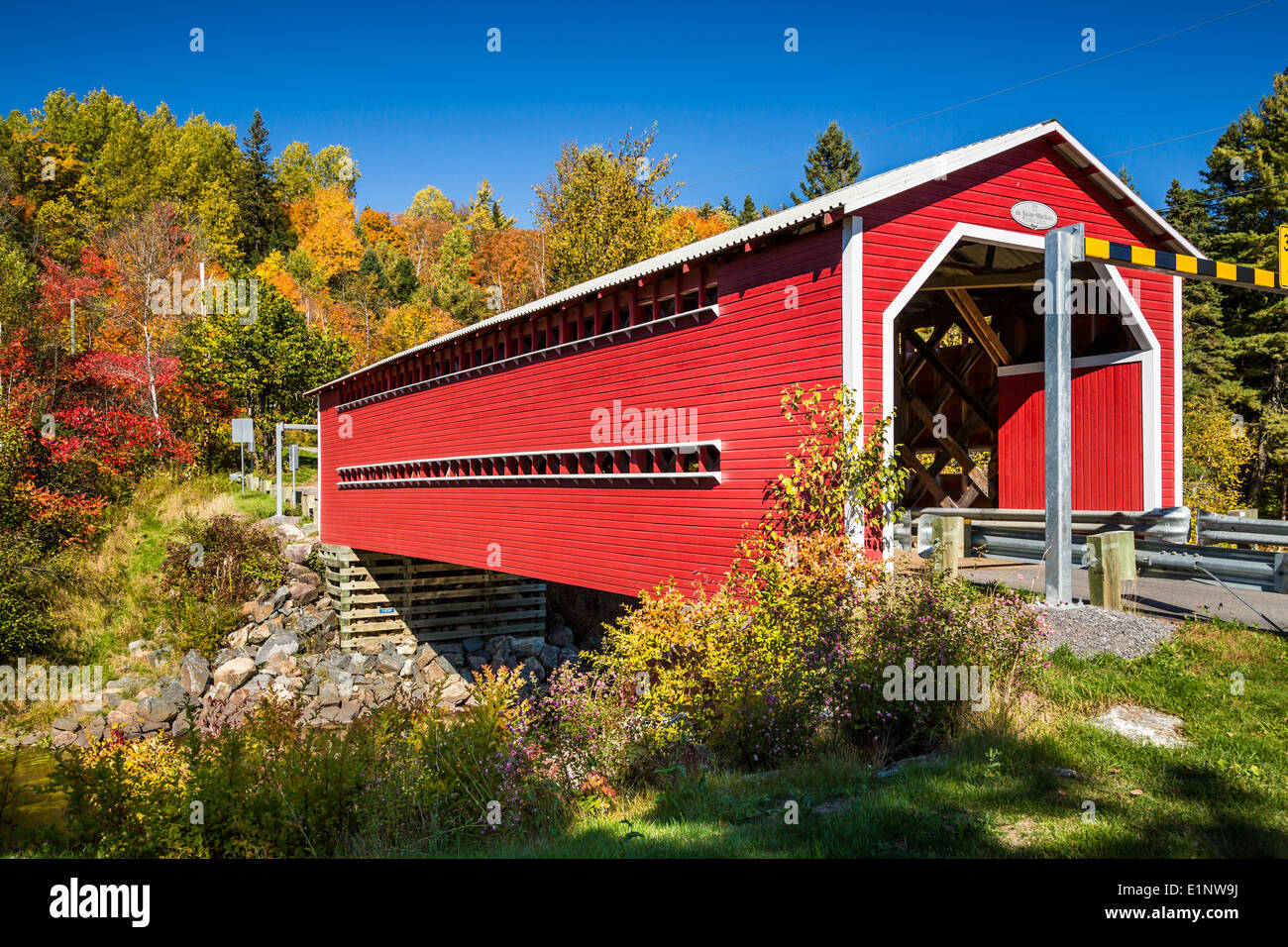 Eine rote überdachte Brücke de Saint Mathieu mit Herbst Laub Farbe in der Nähe von Shawinigan, Quebec, Kanada. Stockfoto