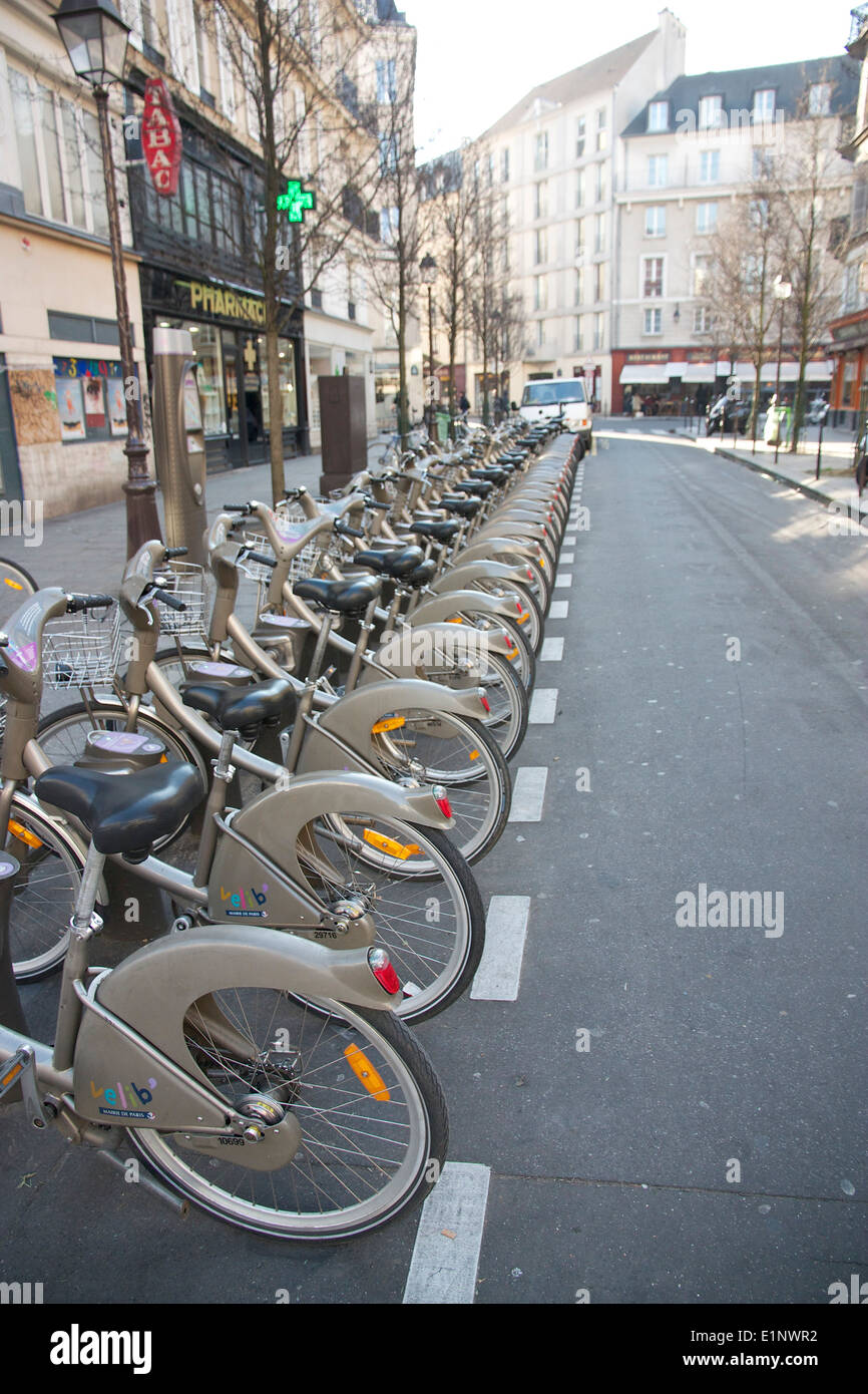 Fahrradparkplätze auf den Straßen von Paris Stockfoto