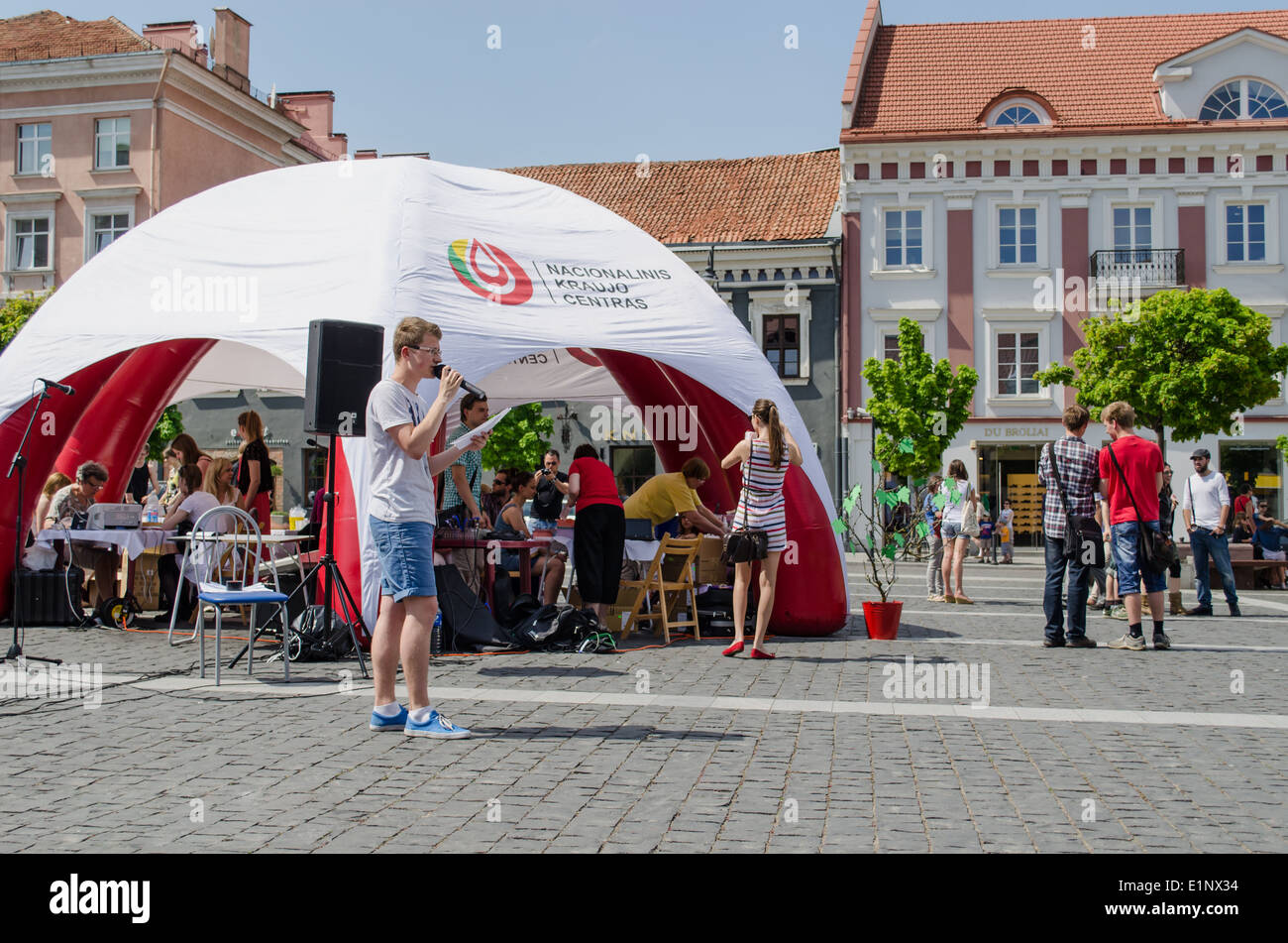 Man spricht über Mikrofon Straße, Event-Zelt Stockfoto