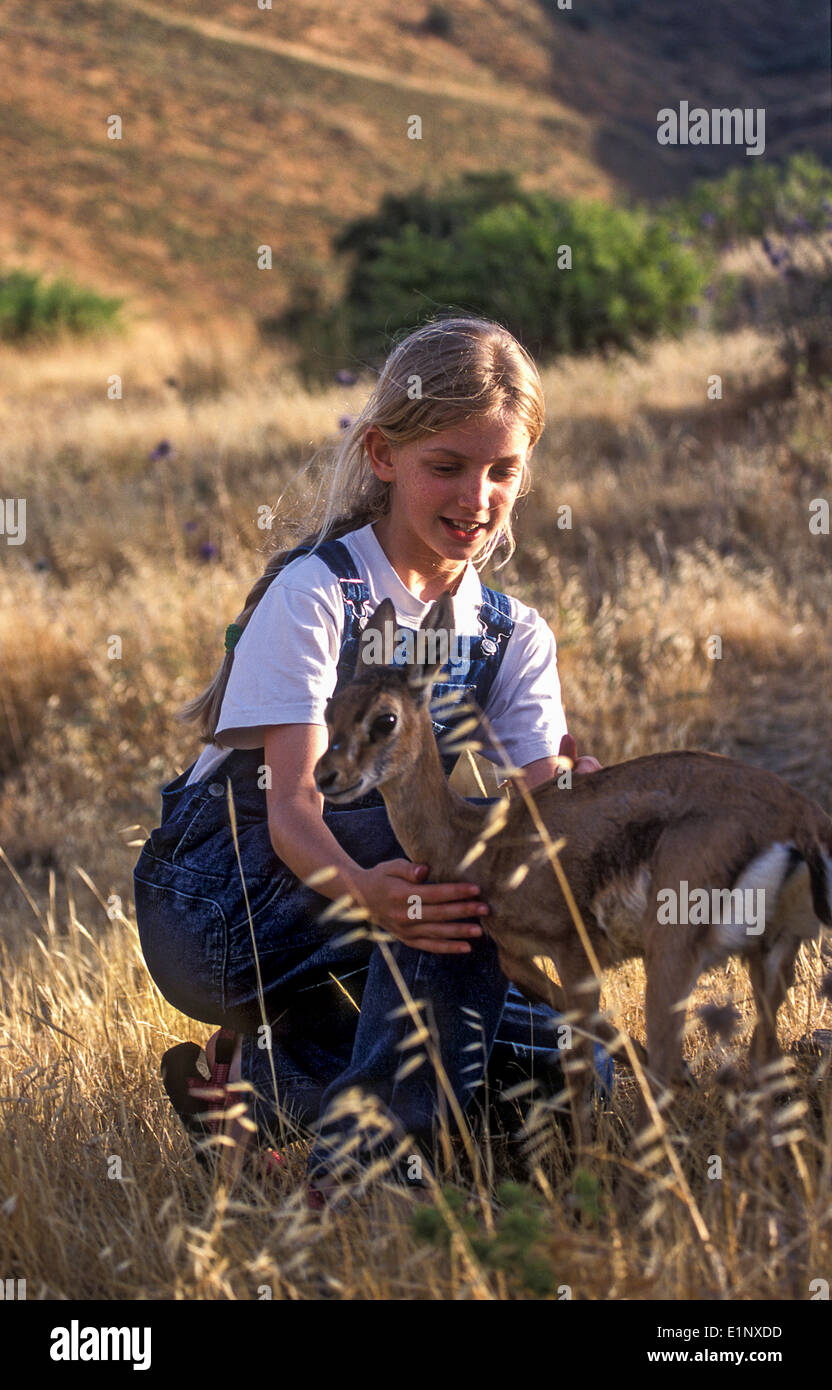 Junges Mädchen mit einer juvenilen Gazelle Modell Release verfügbar Stockfoto
