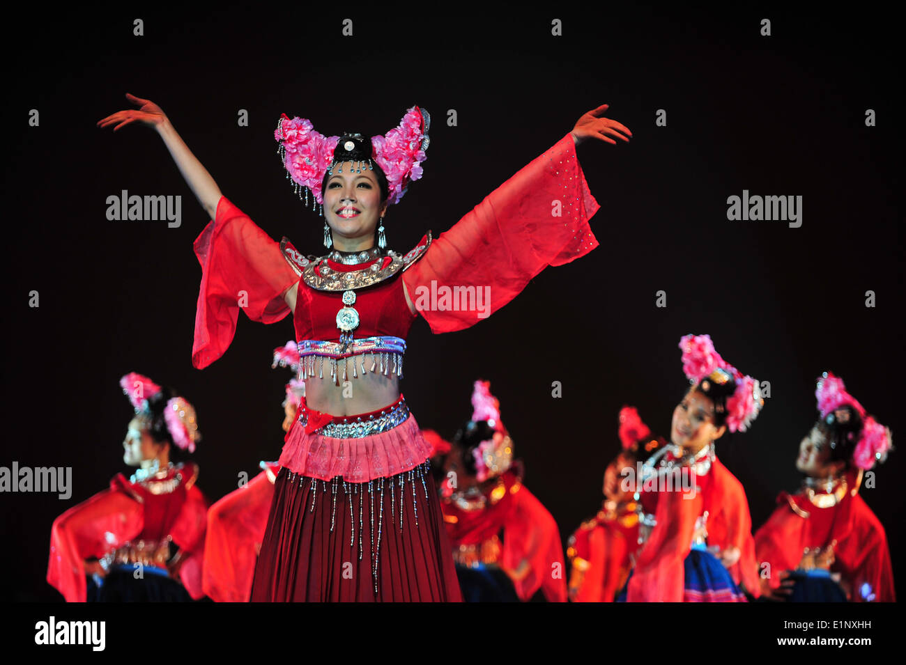 Los Angeles, USA. 7. Juni 2014. Interpreten zu tanzen, während die "Eindruck: Guangxi" Tanz-Show in Los Angeles, USA, 7. Juni 2014. © Zhang Chaoqun/Xinhua/Alamy Live-Nachrichten Stockfoto