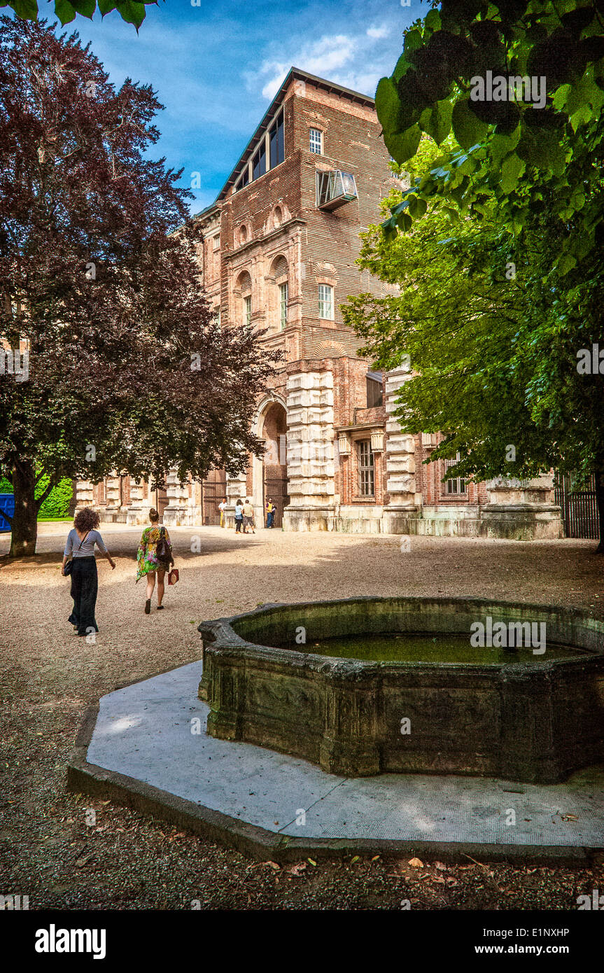 Rivoli, Italien. 7. Juni 2014. Die Show Environnement vertikal entlang der Mauern des Schlosses von Rivoli (Museum of Contemporary Art) ist Teil der internationalen Dance Festival, die Interplay.It eine ortsspezifische performative Intervention, die bringt die beiden Darsteller Schwerkraft trotzen, durch das Spiel mit den architektonischen Raum des Schlosses von Rivoli ist, revolutioniert die Konzepte der Vertikalität und Horizontalität. Französischen Firma Retouramont, Dolmetscher Natalie Tedesco Severine Bennevault German.Choreography von Fabrice Guillot. Patricio Rodríguez Alejandro Luengo.entrance zur Burg Kostüme © Stockfoto