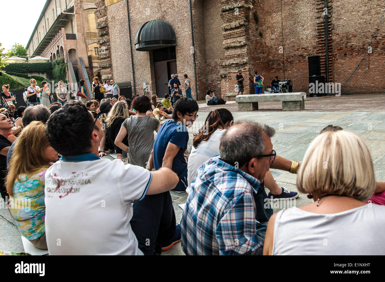 Rivoli, Italien. 7. Juni 2014. Die Show Environnement vertikal entlang der Mauern des Schlosses von Rivoli (Museum of Contemporary Art) ist Teil der internationalen Dance Festival Zusammenspiel. Es ist eine ortsspezifische performative Intervention, bringt die beiden Darsteller, durch das Spiel mit den architektonischen Raum des Schlosses von Rivoli, revolutioniert die Konzepte der Vertikalität und Horizontalität der Schwerkraft trotzen. Französischen Firma Retouramont, Dolmetscher und Natalie Severine Bennevault Deutsch. Choreographie von Fabrice Guillot. Patricio Rodríguez Alejandro Luengo - Zuschauer warten auf die s-Kostüme Stockfoto