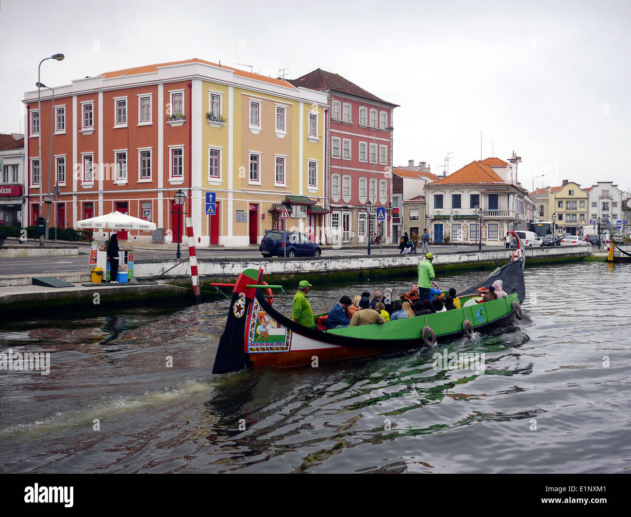 Touristen in einem traditionellen Fischerdorf Boot in Costa Nova, Portugal Stockfoto