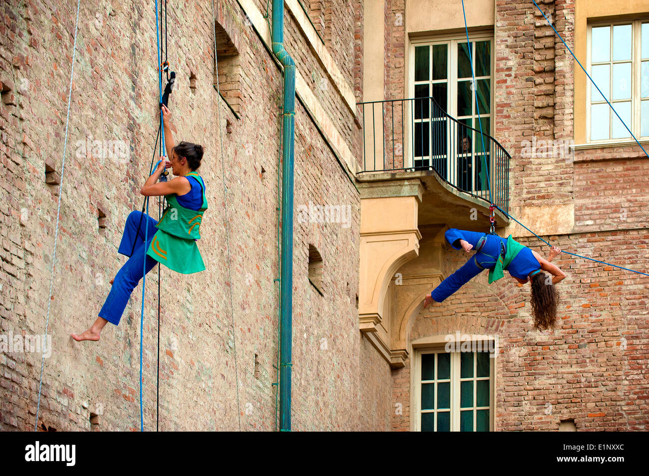 Rivoli, Italien. 7. Juni 2014. Die Show Environnement vertikal entlang der Mauern des Schlosses von Rivoli (Museum of Contemporary Art) ist Teil der internationalen Dance Festival Zusammenspiel. Es ist eine ortsspezifische performative Intervention, bringt die beiden Darsteller, durch das Spiel mit den architektonischen Raum des Schlosses von Rivoli, revolutioniert die Konzepte der Vertikalität und Horizontalität der Schwerkraft trotzen. Französischen Firma Retouramont, Dolmetscher Severine Bennevault und Natalie Tedesco. Choreographie von Fabrice Guillot. Patricio Rodríguez Alejandro Luengo Kostüme © wirklich einfach Star/Alamy L Stockfoto