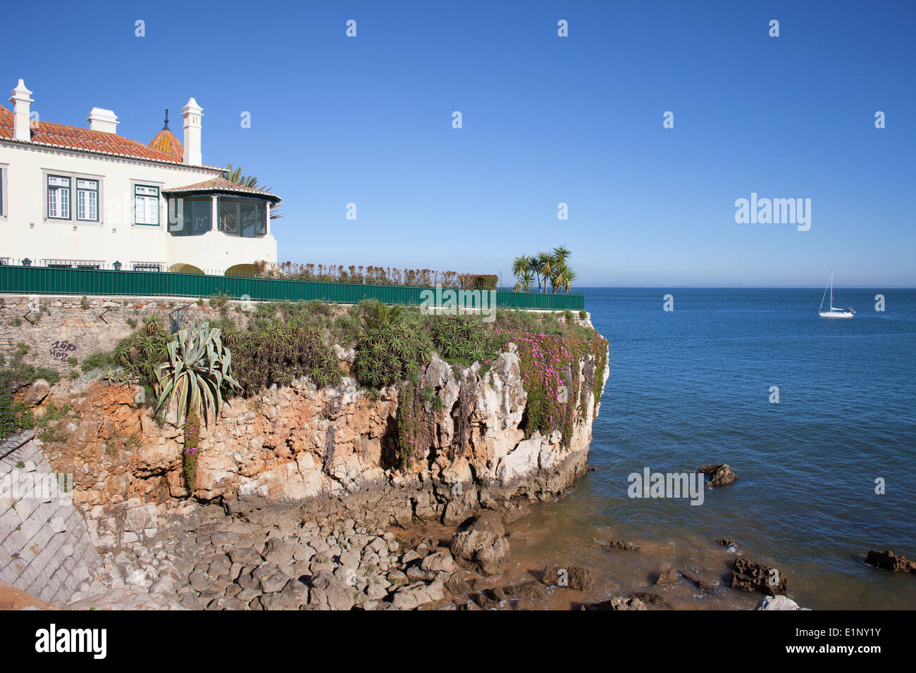 Malerische Steilküste vom Atlantischen Ozean im Ferienort von Cascais, Portugal. Stockfoto