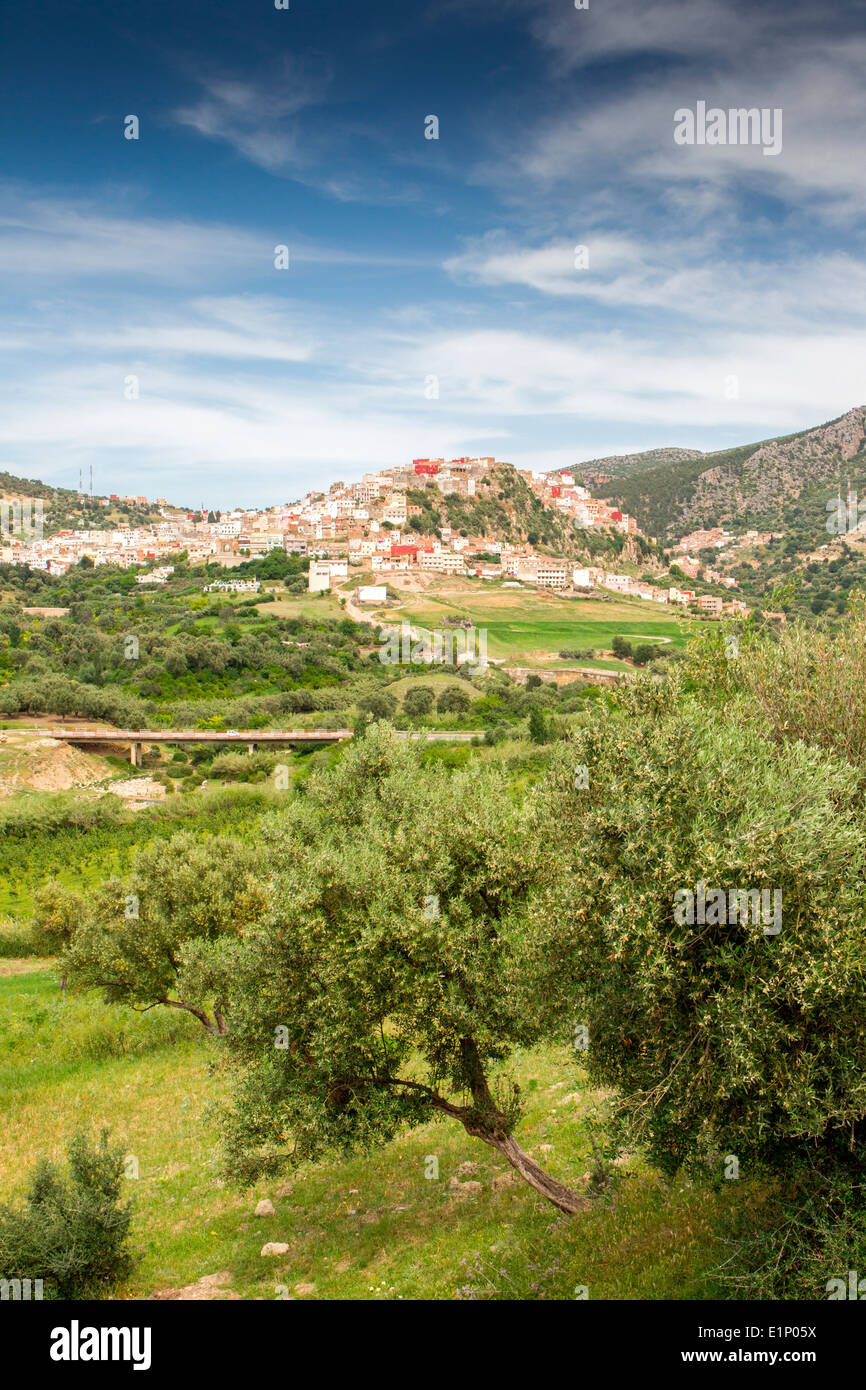 Blick von der malerischen Hügel Stadt von Moulay Idriss in der Nähe von Volubilis in Marokko. Stockfoto