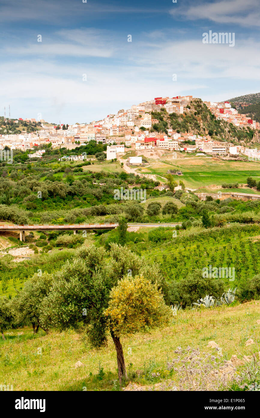 Blick von der malerischen Hügel Stadt von Moulay Idriss in der Nähe von Volubilis in Marokko. Stockfoto