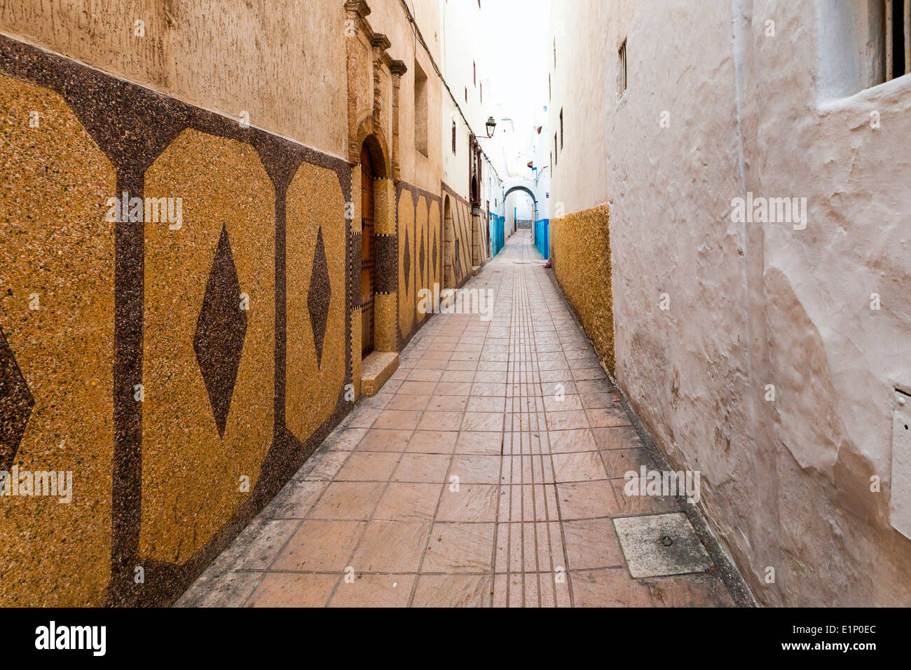 Traditionelle Kalk gewaschen Gasse in der Medina von Rabat, Marokko. Stockfoto