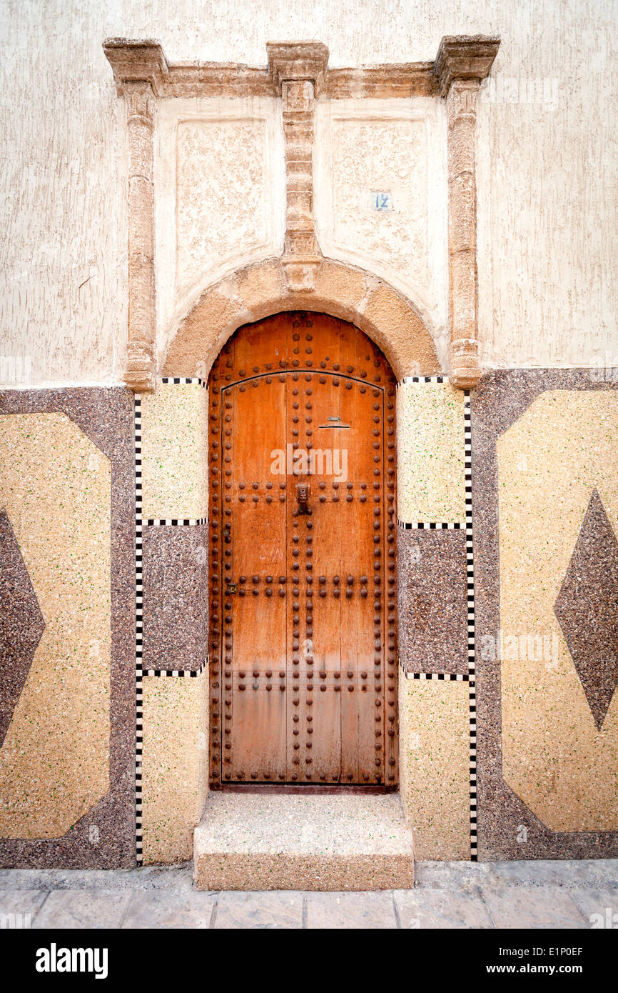 Traditionelle dekorative Tür auf einer Kalk-gewaschen, schmalen Straße in der Medina von Rabat, Marokko. Stockfoto