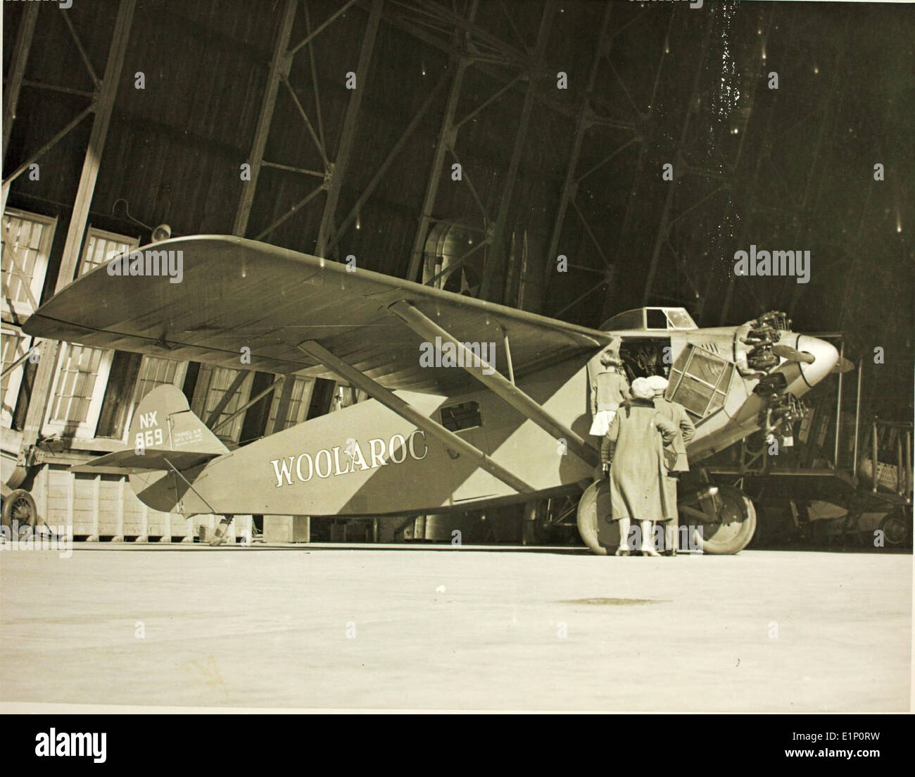 Arthur C. Goebel, ein Pionier der Luftfahrt, ist in diesem Bild des Dole Air Race festgehalten. Sein Flugzeug, die Travel Air 5000 NX869, war einer der Teilnehmer dieses historischen Rennens von Kalifornien nach Hawaii und markierte eine wichtige Leistung in den frühen Luftrennen. Stockfoto