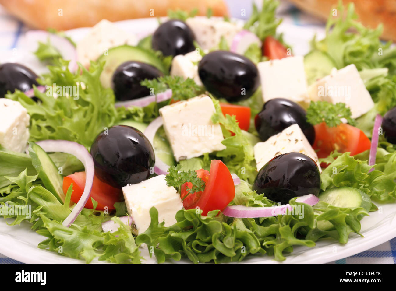 Griechischer Salat mit gigantischen schwarzen Oliven, Schafe Käse, close up Stockfoto