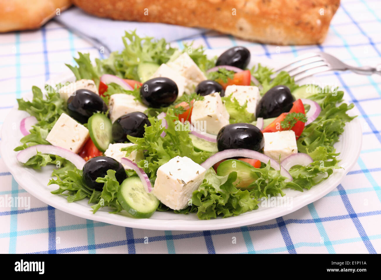 Griechischer Salat mit gigantischen schwarzen Oliven, Schafe Käse, Brot, Nahaufnahme Stockfoto