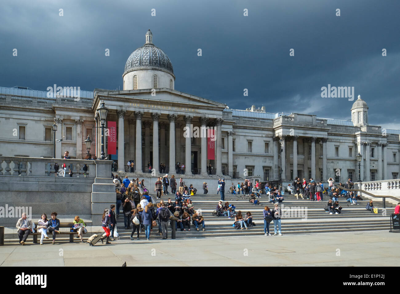 Sturm Wolken über die National Gallery am Trafalgar Square in London Stockfoto