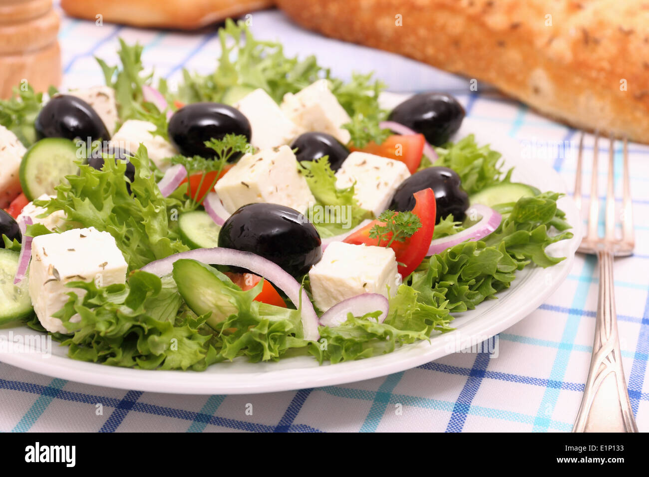 Griechischer Salat, gigantische schwarze Oliven, Schafe Käse, Brot, Nahaufnahme Stockfoto