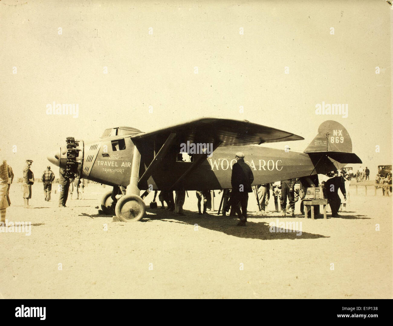 Der Travel Air 5000 NX869 wurde von Arthur C. Goebel gesteuert und war Teil des Dole Air Race. Dieses legendäre Flugzeug, das von der Travel Air Manufacturing Company entworfen wurde, war ein wichtiger Akteur im Wettbewerb, bekannt für sein innovatives Design und seine fortschrittliche Luftfahrttechnologie. Stockfoto