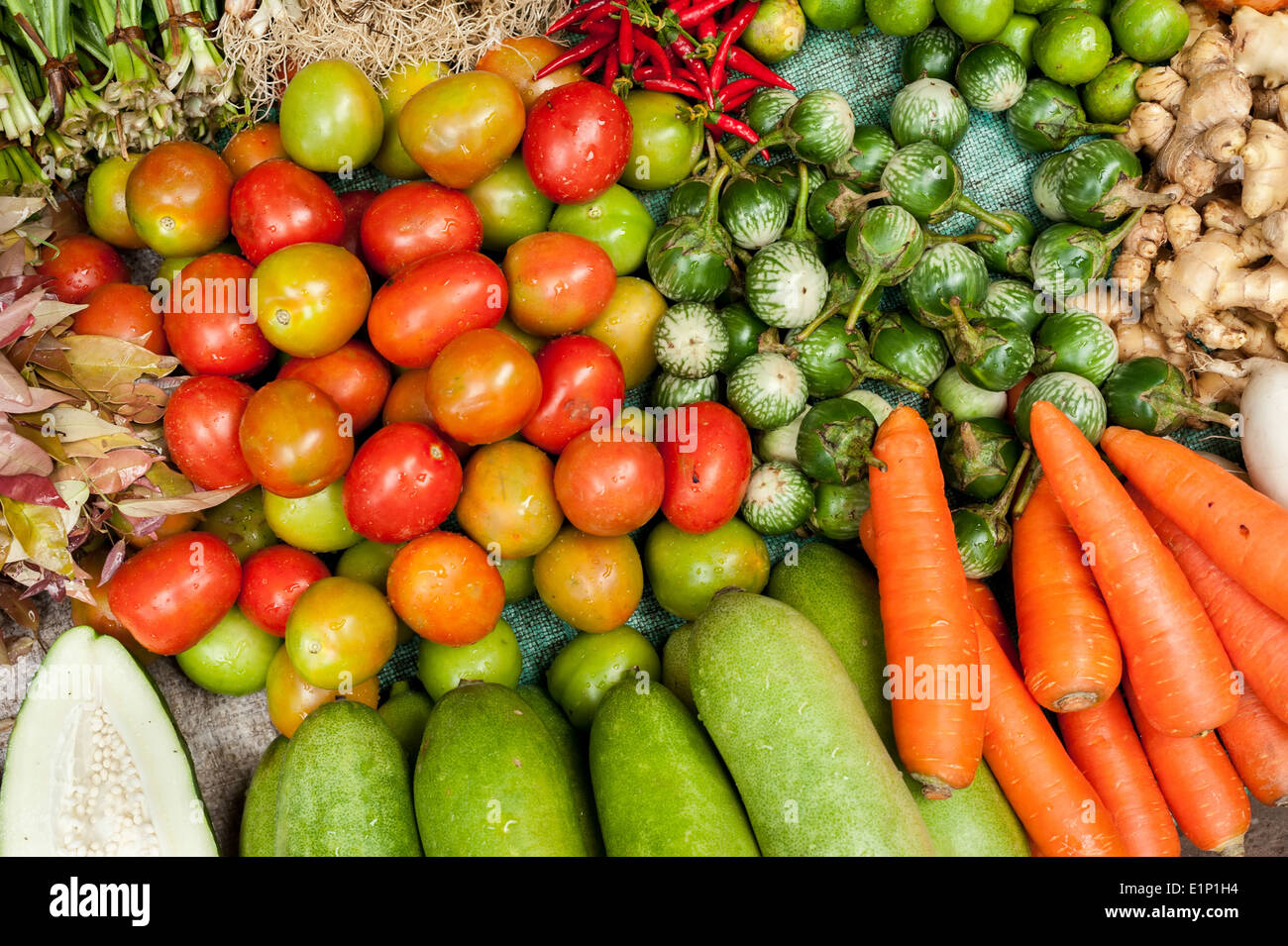 Frisches Bio-Gemüse, Kräuter und Gewürze auf asiatischen Lebensmittelmarkt Stockfoto