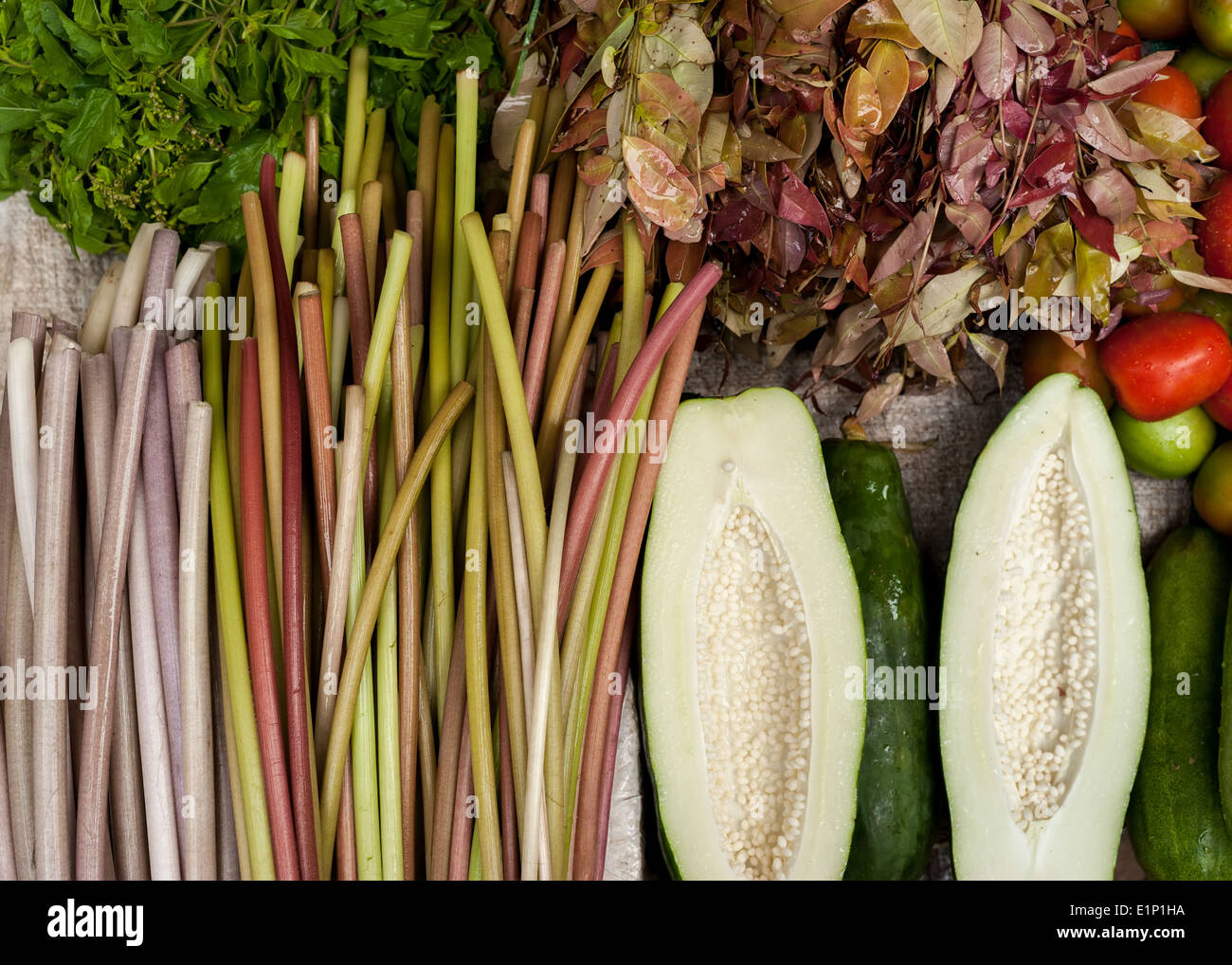 Papaya, Wasser Lilly Stiele und frisches Bio-Gemüse und Kräuter auf asiatischen Lebensmittelmarkt Stockfoto
