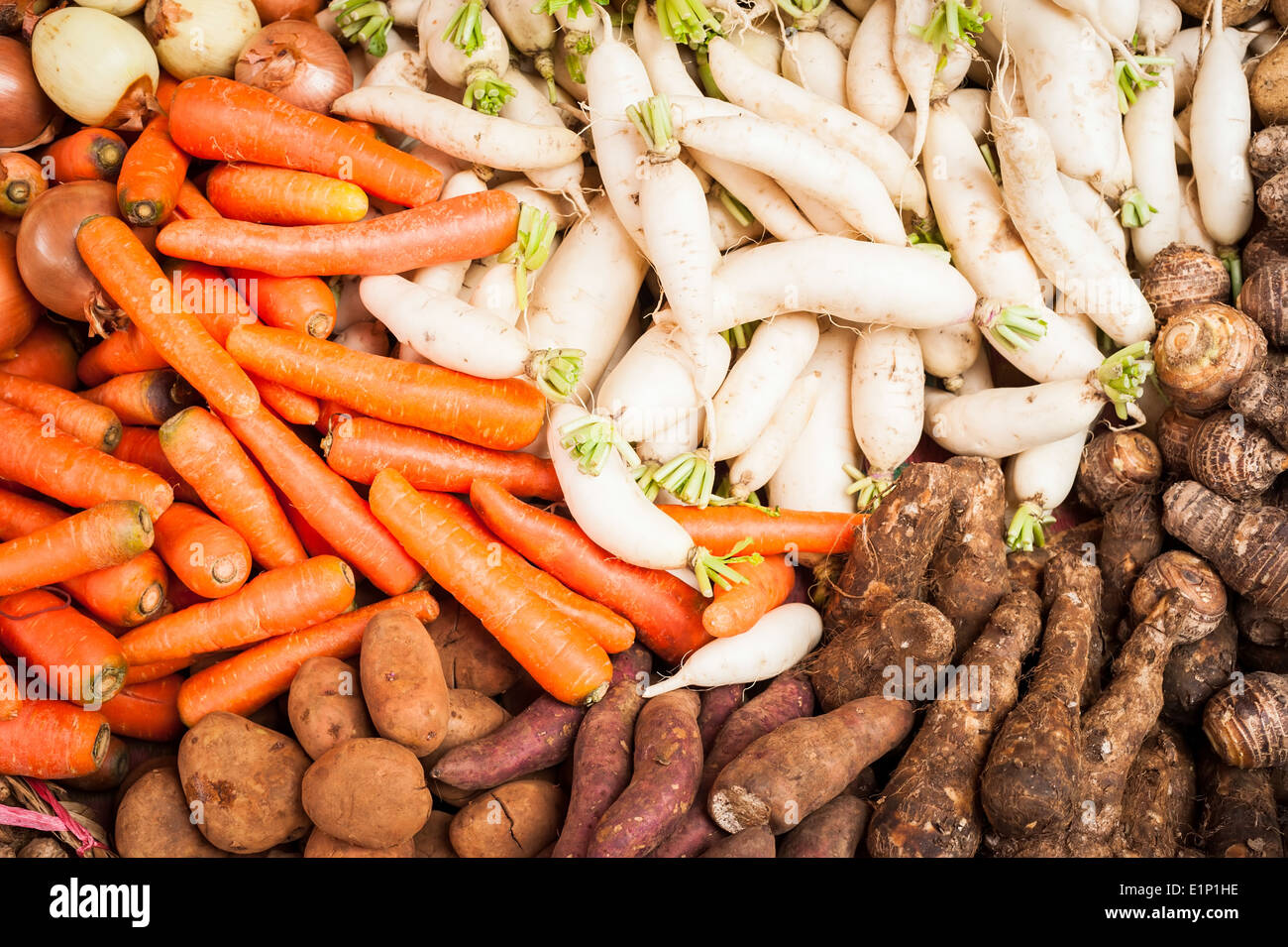 Frisches Bio-Gemüse und Obst an asiatischen Lebensmittelmarkt Stockfoto