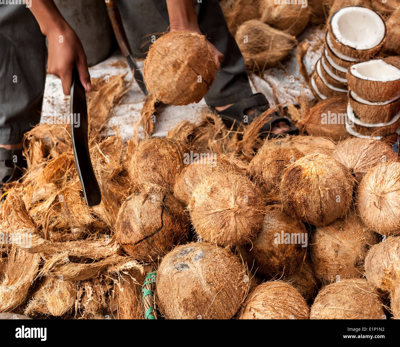 Verkäufer öffnet tropische Kokosnüsse auf traditionelle Speisen Marktplatz Stockfoto