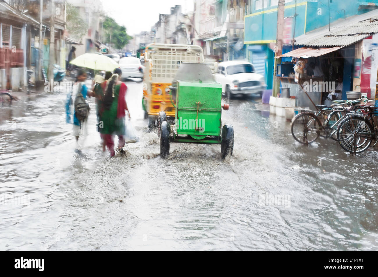 Defokussierten Blick Sturzflut an indische Stadt Straße Auto-Rikscha-Fahrrädern und Fußgängern nach Monsunregen Indien Tamil Nadu Stockfoto