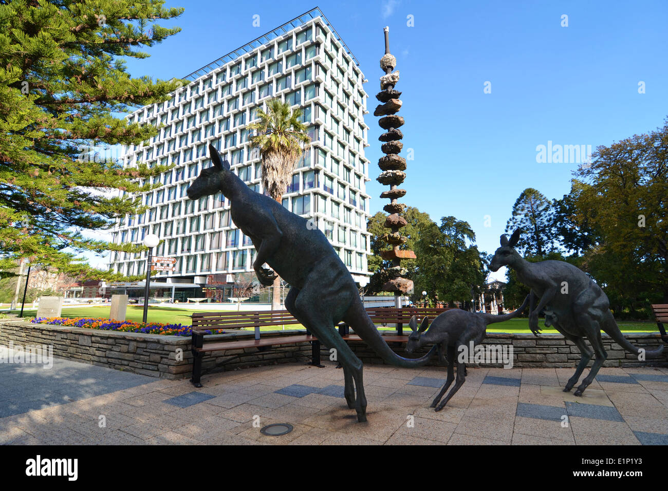 Die Sozialwohnung, Perth, Western Australia, mit Bronze Kängurus im Vordergrund Stockfoto