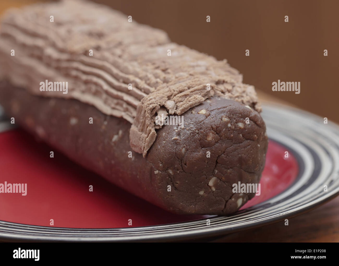 Schokoladendessert Log Ready-to-eat auf rotem Teller Stockfoto