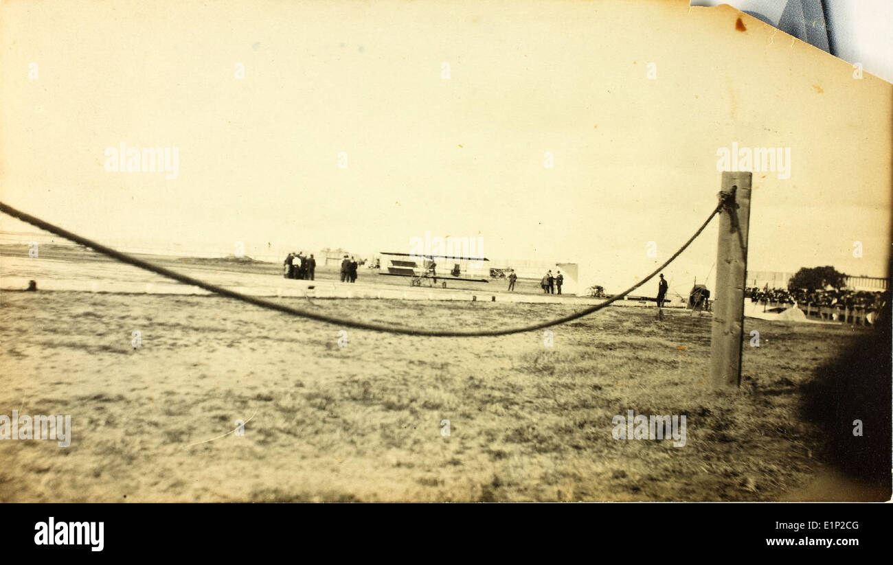 Eine Flugschau in Coronado, Kalifornien, zeigt eine Vielzahl von Flugzeugen, die Kunstflugzeuge und Demonstrationen durchführen und die Fähigkeiten der modernen Luftfahrt in einem öffentlichen Umfeld demonstrieren. Stockfoto