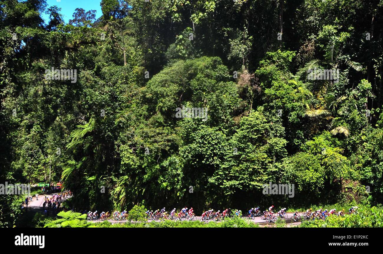West-Sumatra, Indonesien. 8. Juni 2014. Radfahrer zu konkurrieren in der Phase 2 der Tour de Singkarak 2014 vom Pasaman Regency West Pasaman Regency mit 123,5 km entfernt in der Provinz West-Sumatra, Indonesien, 8. Juni 2014. © Veri Sanovri/Xinhua/Alamy Live-Nachrichten Stockfoto