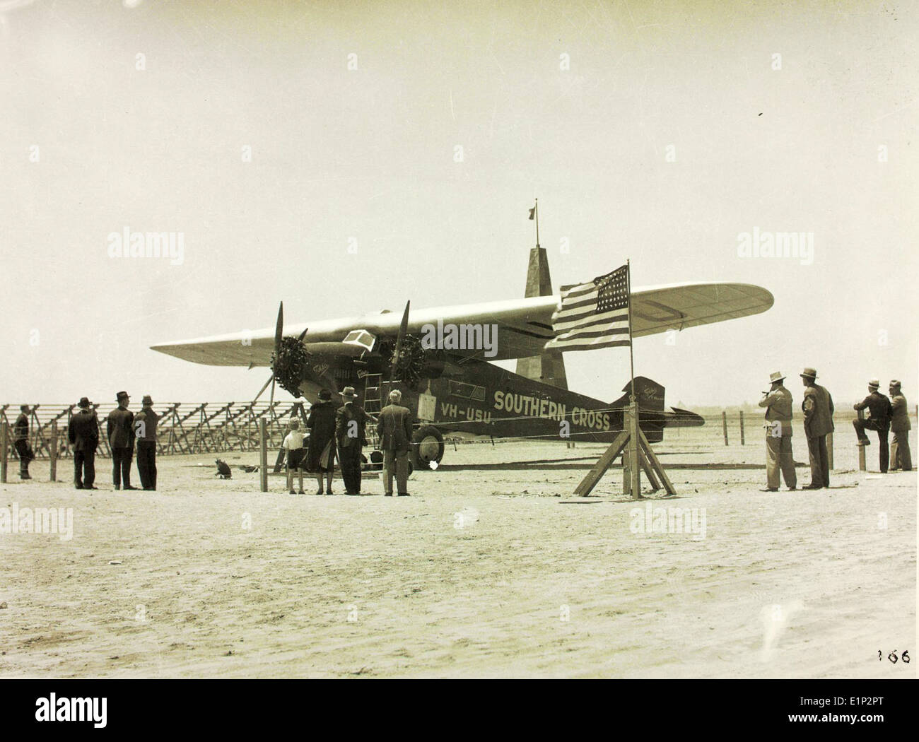 Der Southern Cross Flight unter der Leitung von Sir Charles Kingsford Smith schrieb 1929 als einer der ersten erfolgreichen Trans-Pazifik-Flüge Geschichte. Dieser historische Flug mit dem Fokker F.. VIIb/3m demonstrierten die Fähigkeiten von Langstreckenflugzeugen. Stockfoto