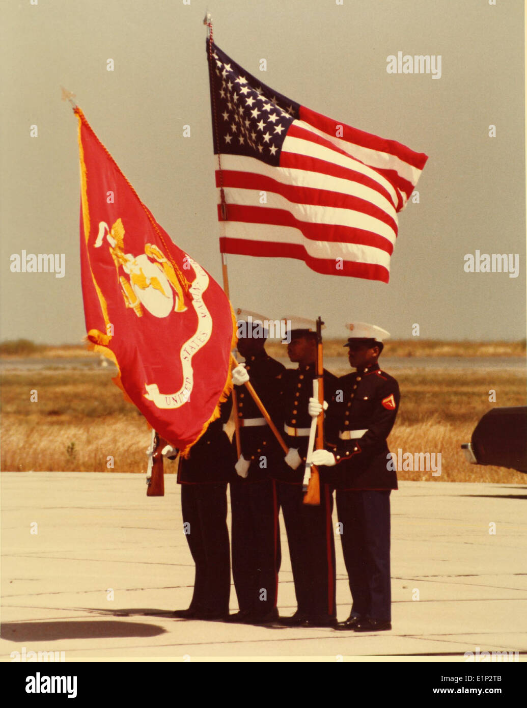 Dieses Bild zeigt einen Farbschutz bei einer Flugshow während des SD Air Festivals und zeigt die Präzision des U.S. Marine Corps. Die Marines spielten mit M1 Garand Gewehren, einem Symbol ihrer militärischen Tradition und Disziplin. Die Veranstaltung war Teil eines Luftwaffenfestes, das Luftfahrt- und Militärerbe feierte. Stockfoto