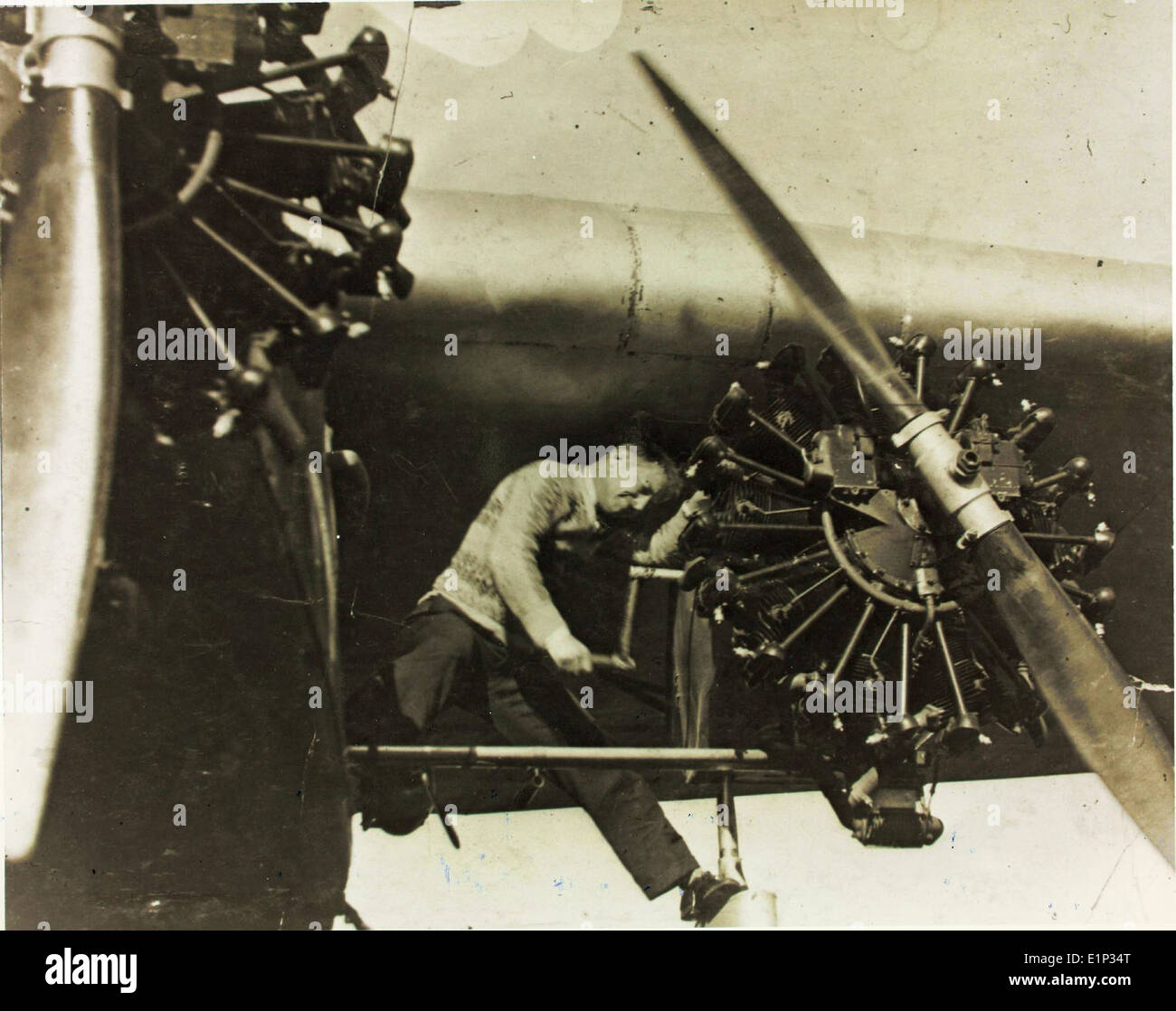 Das Südkreuz, ein Fokker F. VIIb/3m Trimotorflugzeug, das seinen historischen Flug 1929 absolvierte, war das erste, das von den USA nach Australien flog. Er wurde von Sir Charles Kingsford Smith gesteuert und markierte einen bedeutenden Meilenstein in der Fernluftfahrt. Stockfoto