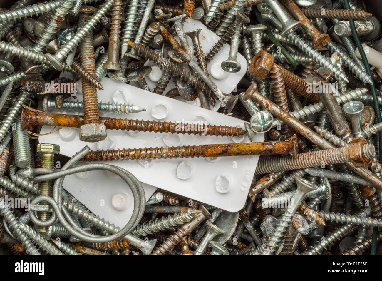 Konzept/Abstrakt verwendeten Tabletten/pillen Blister unter rostigen Bolzen, Schrauben und Muttern. Stockfoto