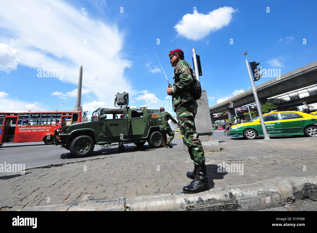 Bangkok, Thailand. 8. Juni 2014. Ein thailändischer Soldat steht Wache in der Nähe von Victory Monument während einer Anti-Putsch-Demonstration in Bangkok, Thailand, 8. Juni 2014. Thailändische Armeechef fragte General Prayuth Chan-Ocha Demonstranten nicht um ein "drei-Finger"-Zeichen in der Öffentlichkeit aus Protest der letzten Monat Putsch machen, ist diese Geste-Warnung gegen die kriegerische Herrschaft. Bildnachweis: Rachen Sageamsak/Xinhua/Alamy Live-Nachrichten Stockfoto