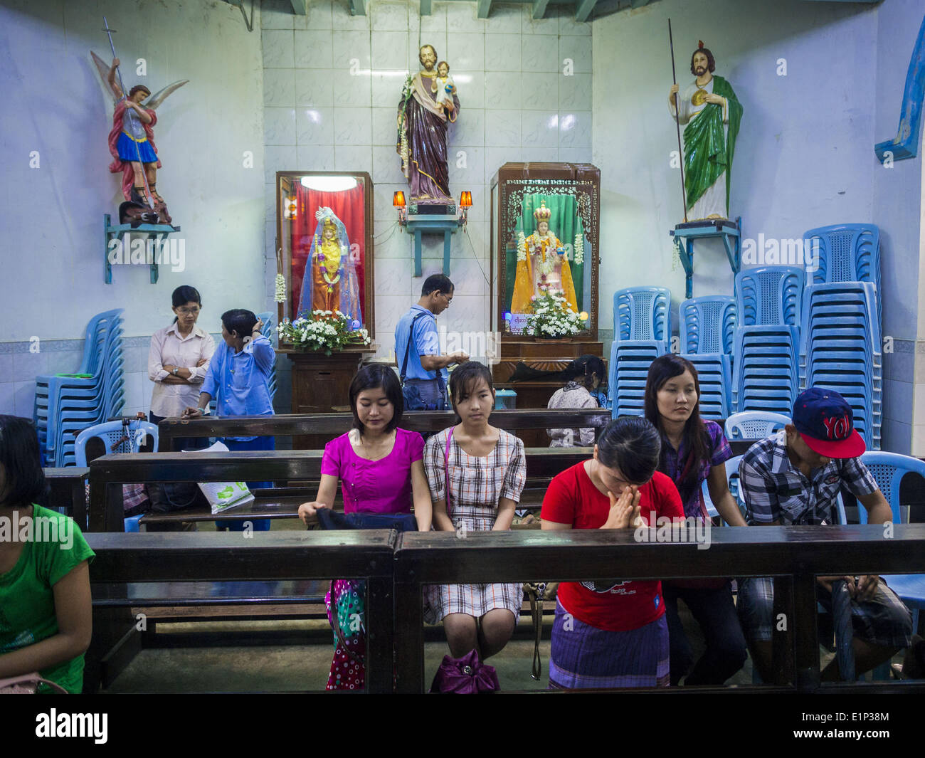 Yangon, Region Yangon, Myanmar. 8. Juni 2014. Sonntagsgottesdienste im katholischen Johanneskirche in Yangon. Es wurde 1900 erbaut und war einer der ersten katholischen Kirchen in Yangon. Yangon hat die höchste Konzentration von Kolonialbauten stehen in Asien noch. Anstrengungen unternommen, um das Gebäude zu erhalten, aber viele sind in einem schlechten Zustand und nicht retten. © Jack Kurtz/ZUMAPRESS.com/Alamy Live-Nachrichten Stockfoto