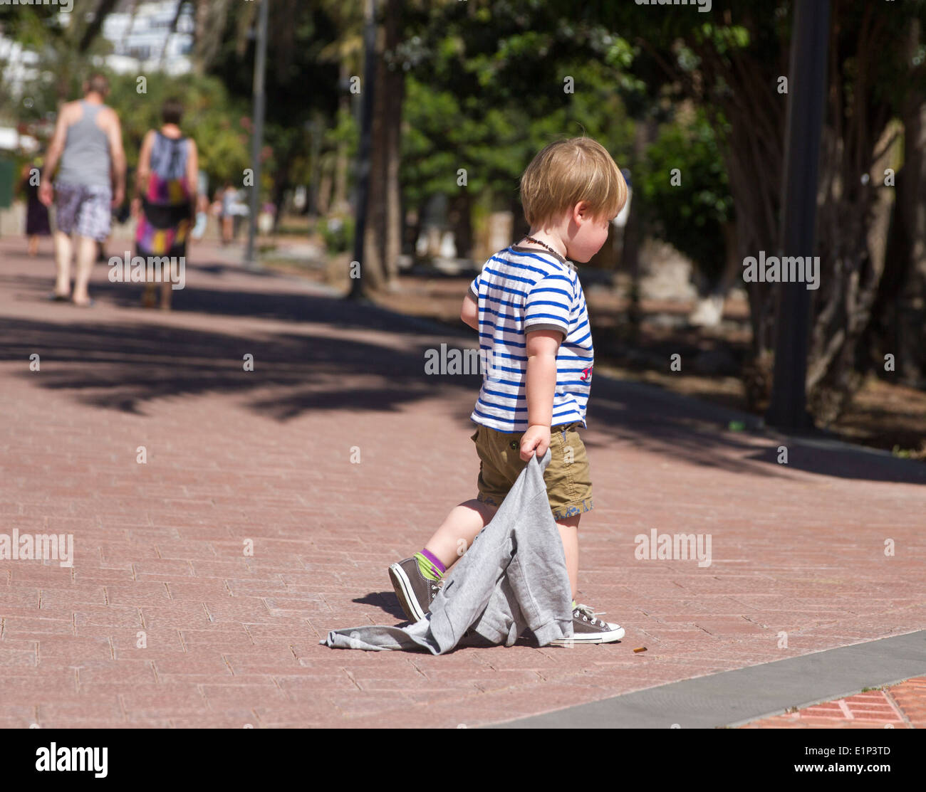 Kind allein zu Fuß Stockfoto