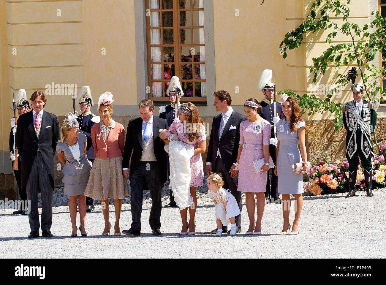 Stockholm, Schweden, 8. Juni 2014. Stockholm, Schweden. 8. Juni 2014. Prinzessin Madeleine von Schweden, ihr Ehemann Christopher O'Neill und ihre Tochter Princess Leonore (C) mit sechs Paten (L-R) Graf Ernst von Abensperg Und Traun posieren, Alice Bamford, Tatjana d ' Abo, Patrick Sommerlath, Kronprinzessin Victoria und Louise Gottlieb nach der Taufe von Prinzessin Leonore Drottningholm Palace außerhalb von Stockholm, Schweden, 8. Juni 2014 (vorne kleine Prinzessin Estelle) Foto: Albert Nieboer/RPE Credit : Live News Patrick van Katwijk/Dpa/Alamy Stockfoto