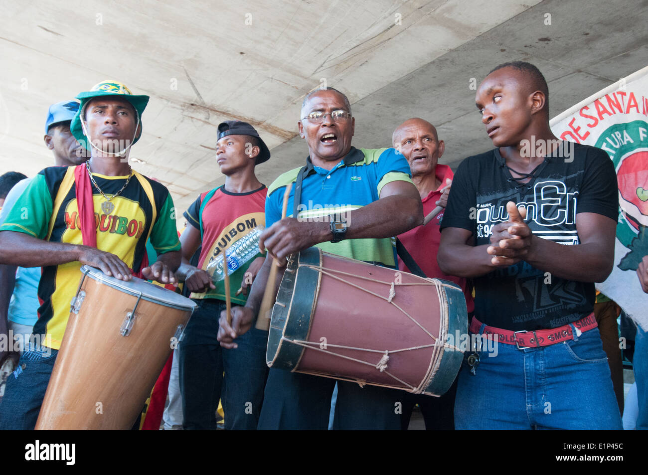 Menschen aus den Quilombos spielen Musik in Brasilia, Brasilien Stockfoto