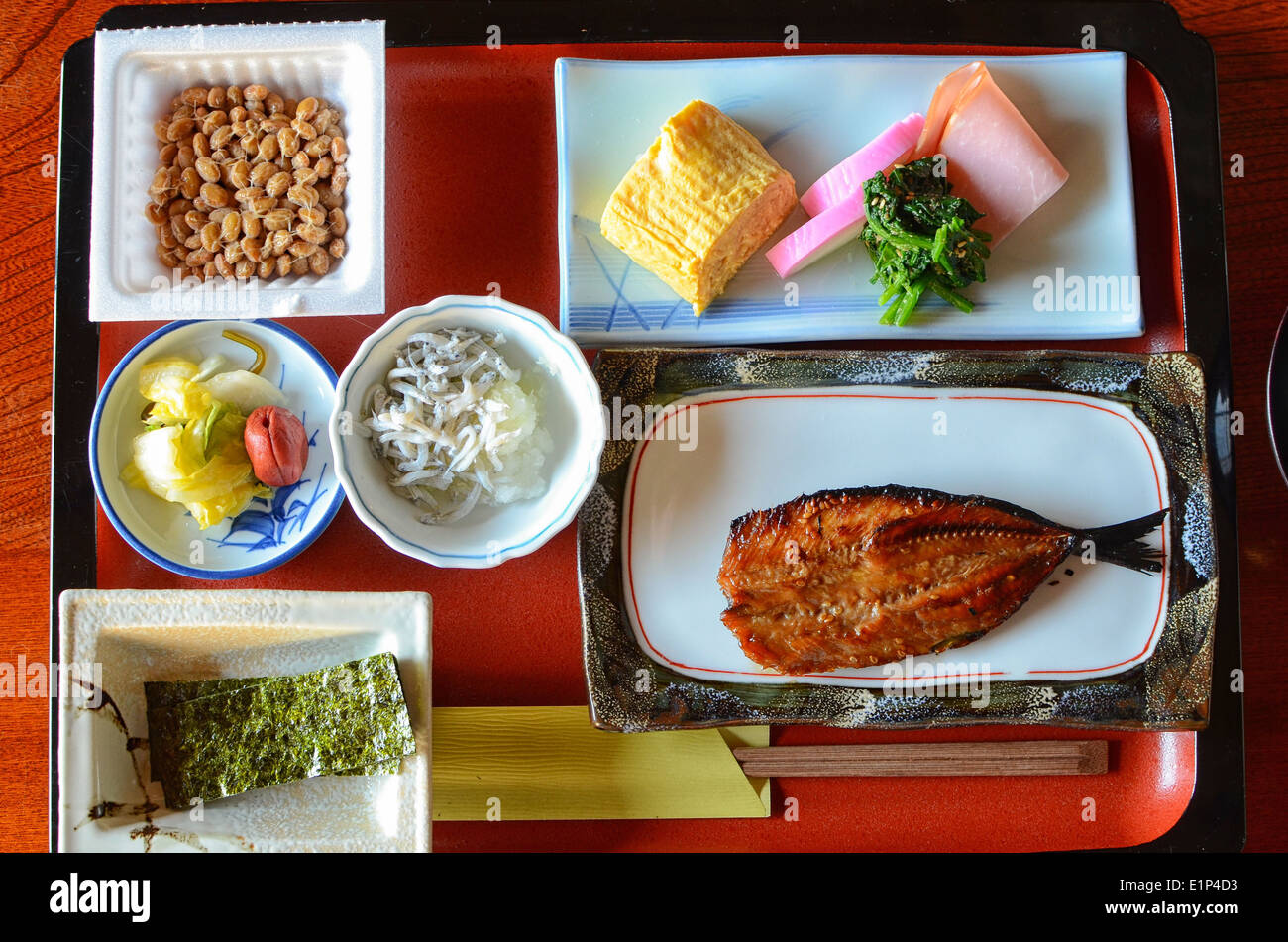 Frühstück in einem Ryokan in Japan. Stockfoto